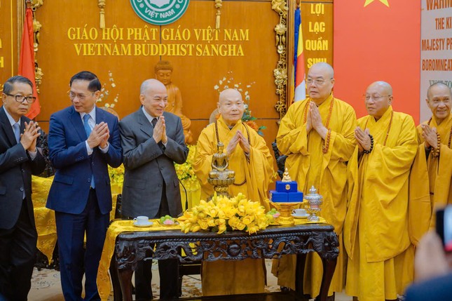 Chư tôn đức lãnh đạo GHPGVN và Quốc vương Norodom Sihamoni cùng phái đoàn Chư tôn đức lãnh đạo GHPGVN và Quốc vương Norodom Sihamoni cùng phái đoàn