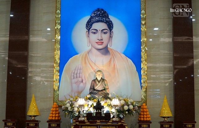 Tôn tượng Đức Phật hoàng Trần Nhân Tông tại Lễ đường Việt Nam Quốc Tự