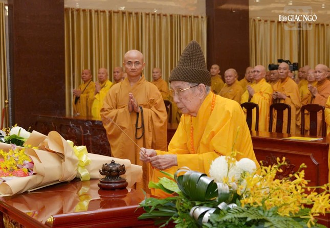 Trưởng lão Hòa thượng Thích Đức Nghiệp dâng hương tưởng niệm Đức vua - Phật hoàng Trần Nhân Tông Trưởng lão Hòa thượng Thích Đức Nghiệp dâng hương tưởng niệm Đức vua - Phật hoàng Trần Nhân Tông