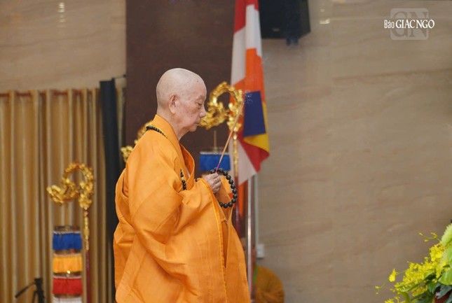 Đức Đệ tứ Pháp chủ GHPGVN - Đại lão Hòa thượng Thích Trí Quảng thành kính dâng hương tưởng niệm Đức Phật hoàng Trần Nhân Tông Đức Đệ tứ Pháp chủ GHPGVN - Đại lão Hòa thượng Thích Trí Quảng thành kính dâng hương tưởng niệm Đức Phật hoàng Trần Nhân Tông