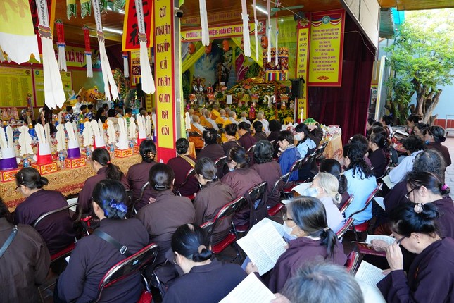 Người dân, Phật tử địa phương nhất tâm trì tụng kinh cầu nguyện chơn linh được siêu sinh về cõi lành Người dân, Phật tử địa phương nhất tâm trì tụng kinh cầu nguyện chơn linh được siêu sinh về cõi lành