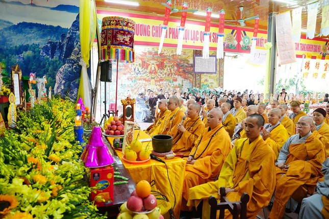 Chư tôn đức Tăng Ni trong lễ cầu siêu Chư tôn đức Tăng Ni trong lễ cầu siêu