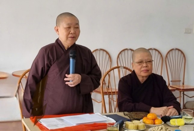 Ni trưởng Thích Đàm Thành chủ trì buổi họp Ni trưởng Thích Đàm Thành chủ trì buổi họp