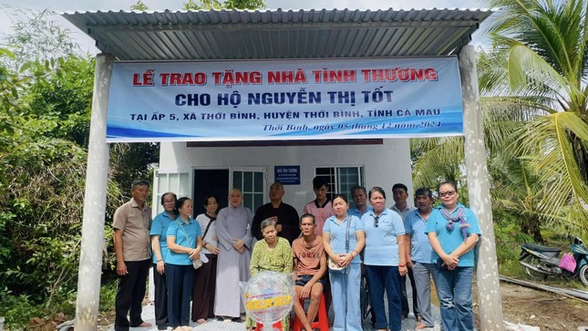 Đoàn bàn giao nhà đến gia đình bà Nguyễn Thị Tốt - Ảnh: T.Q Đoàn bàn giao nhà đến gia đình bà Nguyễn Thị Tốt - Ảnh: T.Q
