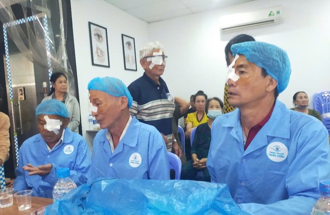 Bệnh nhân lắng nghe nhân viên y tế dặn dò sau phẫu thuật - Ảnh: T.N