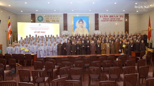 Chư tôn đức Tăng Ni chụp ảnh lưu niệm tại lễ bế mạc Tuần huân tu, Khóa bồi dưỡng trụ trì 2024, do Ban Thường trực Ban Trị sự TP.HCM tổ chức Chư tôn đức Tăng Ni chụp ảnh lưu niệm tại lễ bế mạc Tuần huân tu, Khóa bồi dưỡng trụ trì 2024, do Ban Thường trực Ban Trị sự TP.HCM tổ chức