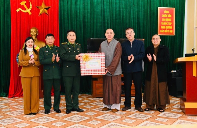 Thượng tọa Thích Tâm Đức trao quà tại Đồn Biên phòng Yên Khương Thượng tọa Thích Tâm Đức trao quà tại Đồn Biên phòng Yên Khương