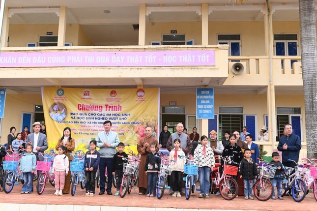 Trao xe đạp cho học sinh Trao xe đạp cho học sinh