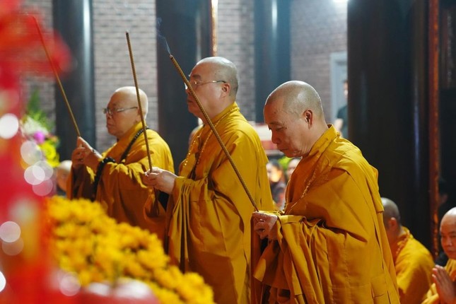 Chư tôn đức dâng hương, an vị tôn tượng Phật