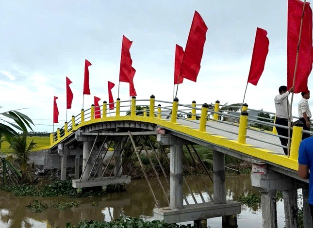 Cầu Tường Nguyên 524 tại xã Thạnh Hưng - Ảnh: T.N Cầu Tường Nguyên 524 tại xã Thạnh Hưng - Ảnh: T.N