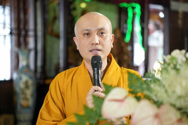 Đại đức Thích Minh Tuấn, Phó Thư ký kiêm Chánh Văn phòng Ban Trị sự GHPGVN tỉnh báo cáo tổng kết hoạt động Phật sự năm 2024 và phương hướng năm 2025