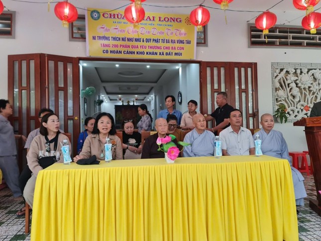 Đoàn từ thiện tại buổi trao quà