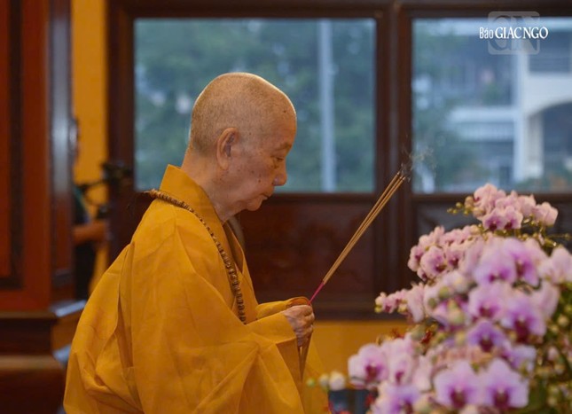Đức Pháp chủ GHPGVN - Đại lão Hòa thượng Thích Trí Quảng niêm hương bạch Phật