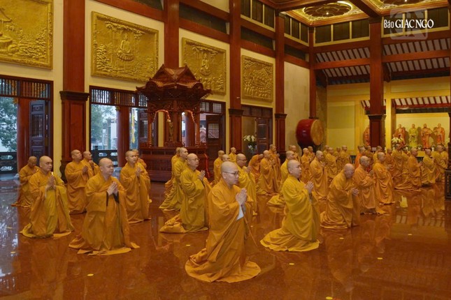 Chư tôn đức thành kính đảnh lễ Tam bảo