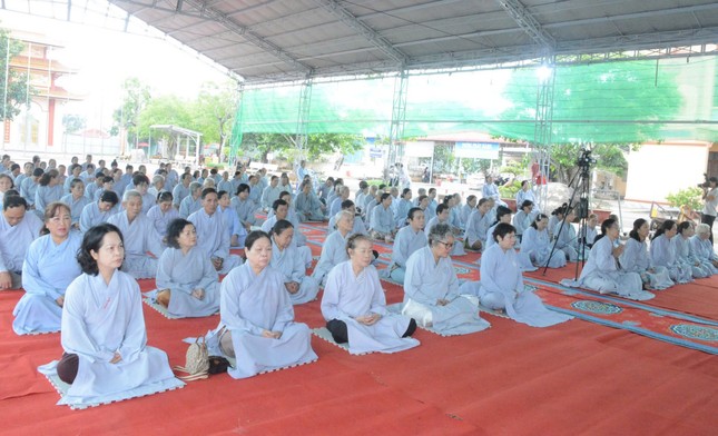 200 Phật tử tham gia khóa tu nhân vía Đức Phật A Di Đà tại chùa Long Phước, TP.Bạc Liêu