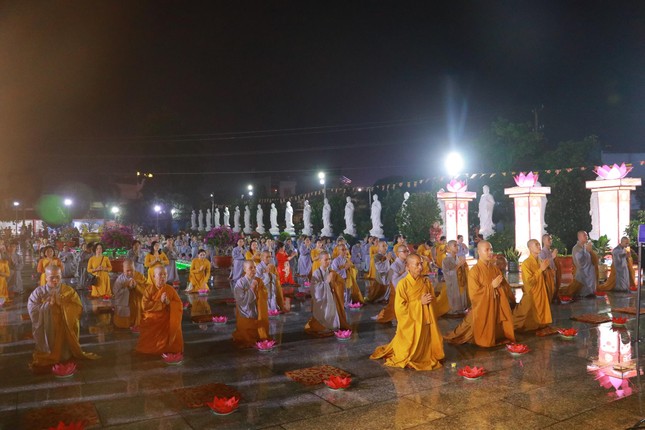 Chư tôn đức Tăng Ni và Phật tử cầu nguyện Chư tôn đức Tăng Ni và Phật tử cầu nguyện