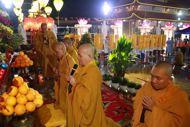 Chư tôn đức niêm hương bạch Phật Chư tôn đức niêm hương bạch Phật