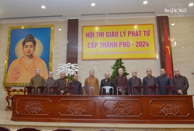 Chư tôn đức trong buổi thăm, rà soát công tác tổ chức hội thi vào chiều 21-12-2024 tại Việt Nam Quốc Tự