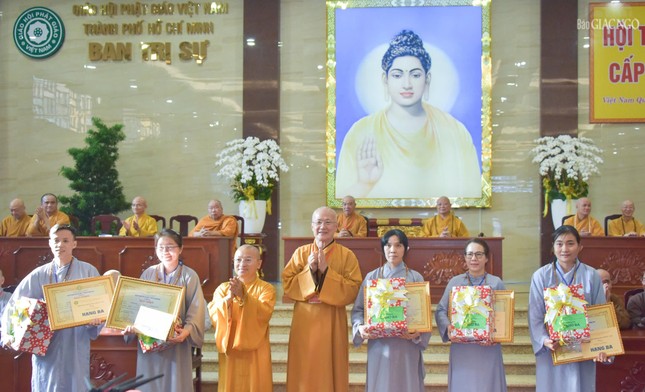 Chư tôn đức trao giải ba đến 5 Phật tử thuộc đơn vị các quận, huyện: 10, 6, Tân Phú, Bình Chánh
