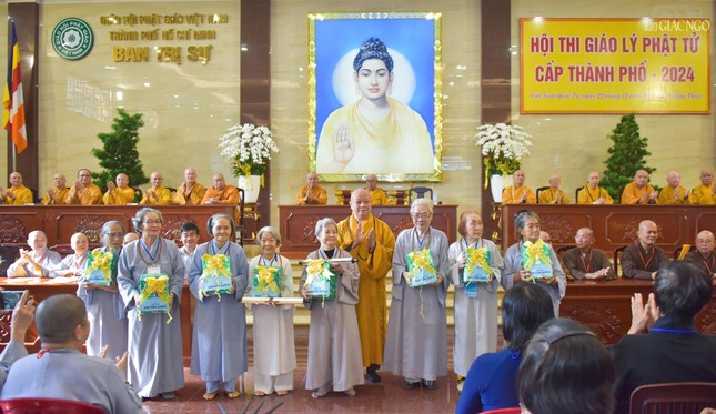 Hòa thượng Trưởng ban Trị sự trao quà khích lệ đến 12 Phật tử cao niên