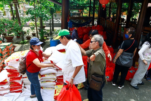 Ban Từ thiện thiền viện Vạn Hạnh trao quà đến người khiếm thị khó khăn