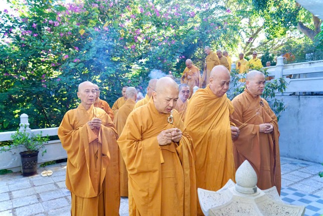 Chư tôn đức giáo phẩm thắp hương tưởng niệm Hòa thượng Thích Huệ Chơn