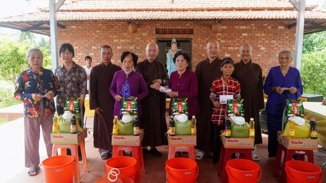 Đoàn từ thiện trao quà đến bà con tại chùa Tân Giác, xã An Thạnh Nhất