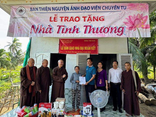 Bàn giao nhà Đại đoàn kết đến hộ nghèo