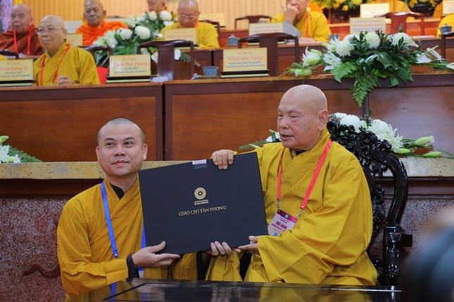 Thượng tọa Thích Nguyên Toàn nhận giáo chỉ tấn phong Thượng tọa Thích Nguyên Toàn nhận giáo chỉ tấn phong