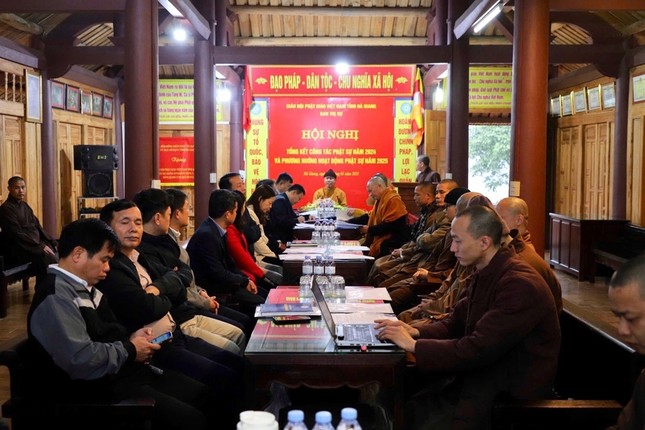 Chư tôn đức và đại diện chính quyền tham dự Chư tôn đức và đại diện chính quyền tham dự