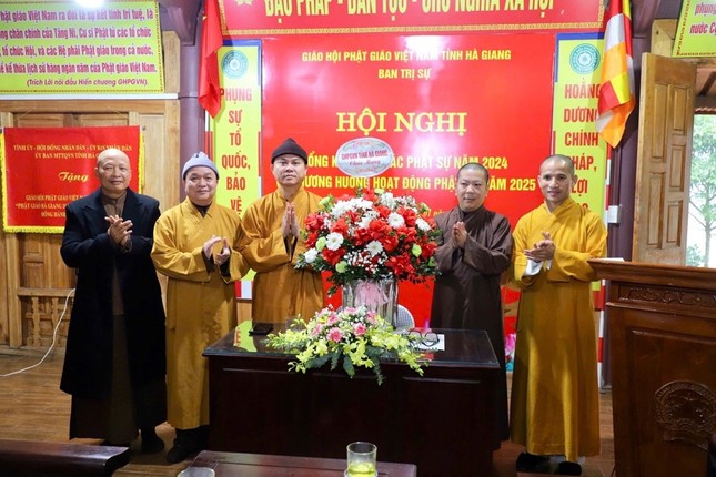 Lẵng hoa của Ban Trị sự GHPGVN tỉnh Hà Giang chúc mừng Thượng toạ Thích Nguyên Toàn Lẵng hoa của Ban Trị sự GHPGVN tỉnh Hà Giang chúc mừng Thượng toạ Thích Nguyên Toàn