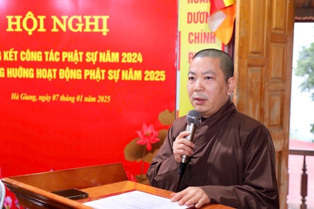 Đại đức Thích Nguyên Long báo cáo tổng kết Đại đức Thích Nguyên Long báo cáo tổng kết