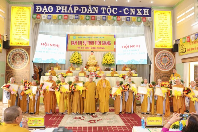 Tặng hoa chúc mừng chư tôn đức Tăng, Ni vừa được tấn phong giáo phẩm Thượng tọa và Ni sư Tặng hoa chúc mừng chư tôn đức Tăng, Ni vừa được tấn phong giáo phẩm Thượng tọa và Ni sư