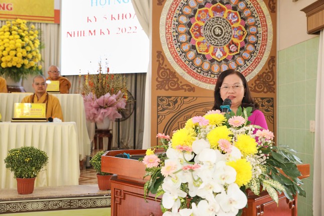 Bà Bùi Thị Mai, Trưởng ban Tôn giáo tỉnh Tiền Giang phát biểu tại hội nghị Bà Bùi Thị Mai, Trưởng ban Tôn giáo tỉnh Tiền Giang phát biểu tại hội nghị