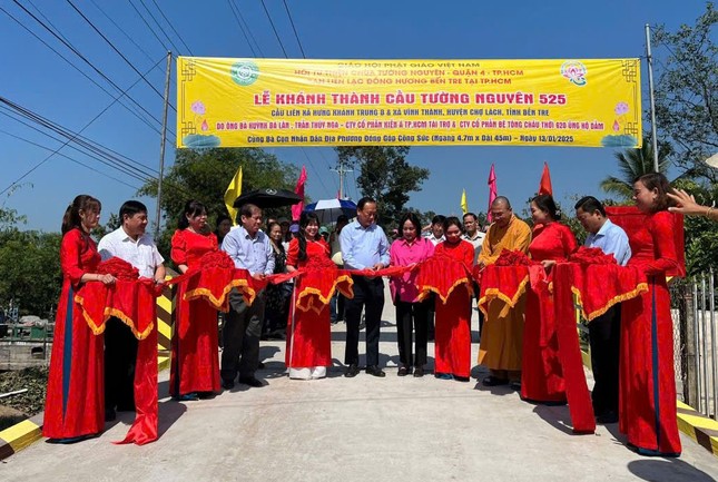 Khánh thành cầu Tường Nguyên 525 liên xã trên địa bàn xã Hưng Khánh Trung B - Ảnh: T.N Khánh thành cầu Tường Nguyên 525 liên xã trên địa bàn xã Hưng Khánh Trung B - Ảnh: T.N