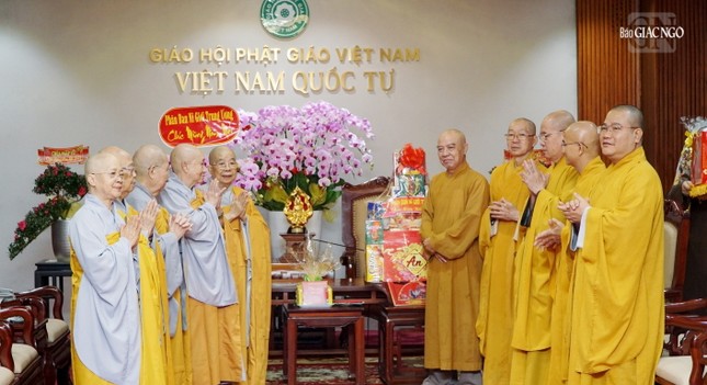 Đoàn Phân ban Ni giới T.Ư và TP.HCM khánh tuế, chúc Tết chư tôn đức Ban Thường trực Ban Trị sự TP.HCM