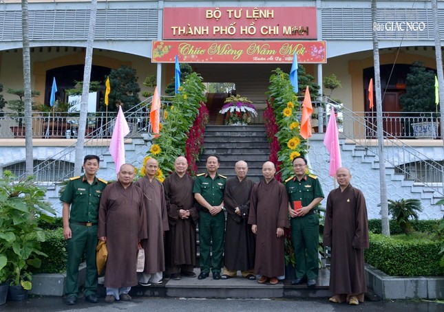 Chụp ảnh lưu niệm tại Bộ Tư lệnh TP.HCM Chụp ảnh lưu niệm tại Bộ Tư lệnh TP.HCM