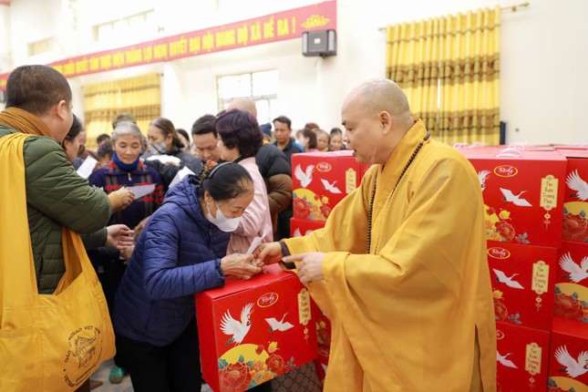 Thượng tọa Thích Thanh Phong trao quà đến bà con quê hương xã Mai Động, H.Kim Động, tỉnh Hưng Yên Thượng tọa Thích Thanh Phong trao quà đến bà con quê hương xã Mai Động, H.Kim Động, tỉnh Hưng Yên