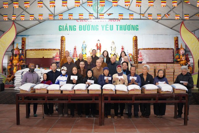 Thượng tọa cùng đoàn trao quà cho bệnh nhân phong, tại chùa Văn Môn, xã Vũ Vân, Vũ Thư Thượng tọa cùng đoàn trao quà cho bệnh nhân phong, tại chùa Văn Môn, xã Vũ Vân, Vũ Thư