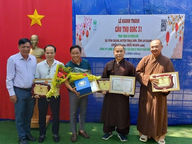 Khen thưởng đến các cá nhân có đóng góp cho công trình xây dựng cầu Thọ Giác 31 - Ảnh: T.G