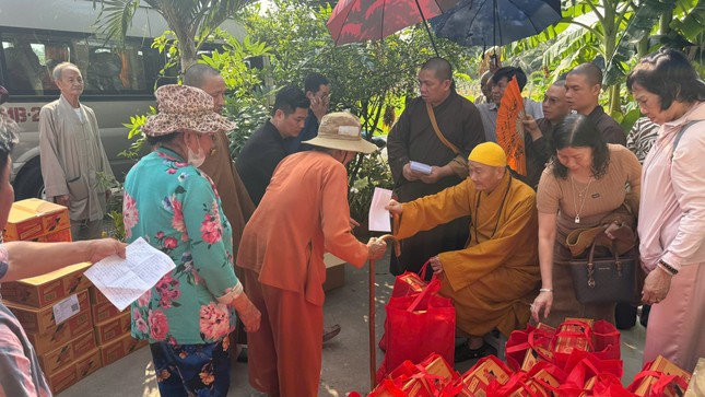 Trưởng lão Hòa thượng Thích Thanh Hùng trao quà Tết đến bà con xã Đồng Thạnh Trưởng lão Hòa thượng Thích Thanh Hùng trao quà Tết đến bà con xã Đồng Thạnh