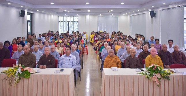 Chư tôn đức Tăng Ni, Phật tử, đại diện lãnh đạo Thanh phố, các doanh nghiệp, mạnh thường quân tham dự