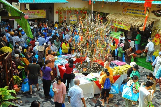 Bà con vui xuân nhận quà từ phiên chợ do tịnh xá Ngọc Đức tổ chức