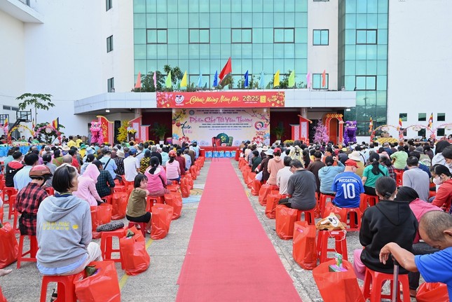 Bà con đến tham dự Phiên chợ Tết yêu thương