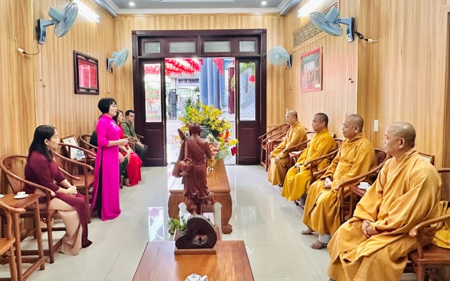 Bà Mai Ngọc Oanh chúc Tết đến chư tôn đức Ban Trị sự TP.Vũng Tàu Bà Mai Ngọc Oanh chúc Tết đến chư tôn đức Ban Trị sự TP.Vũng Tàu