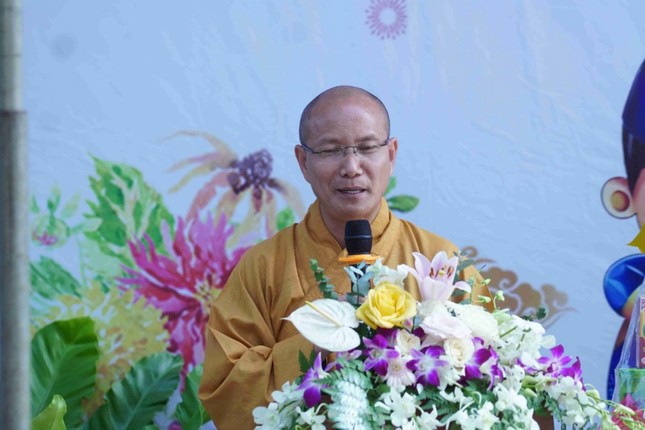 Đại đức Thích Thiện Hưng, trụ trì chùa phát biểu khai mạc Đại đức Thích Thiện Hưng, trụ trì chùa phát biểu khai mạc