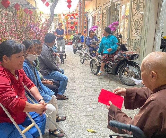 Ni trưởng Thích nữ Tịnh Nguyện trao lộc, chúc mừng năm mới đến các anh chị bị khuyết tật vận động trên địa bàn Q.10