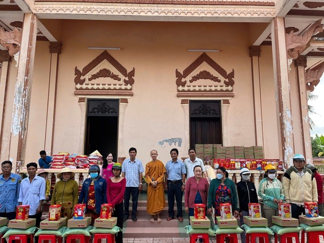 Chùa Công Đức Lâm trao quà Tết đến hộ nghèo Chùa Công Đức Lâm trao quà Tết đến hộ nghèo