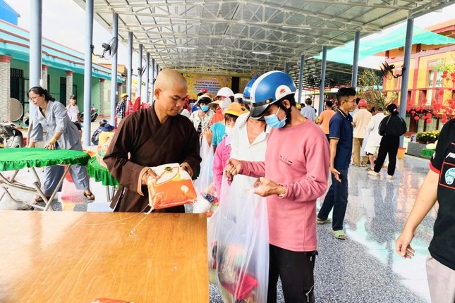 Bà con đi chợ 0 đồng do Ban Trị sự GHPGVN huyện, cùng chùa Phước Quang tổ chức Bà con đi chợ 0 đồng do Ban Trị sự GHPGVN huyện, cùng chùa Phước Quang tổ chức