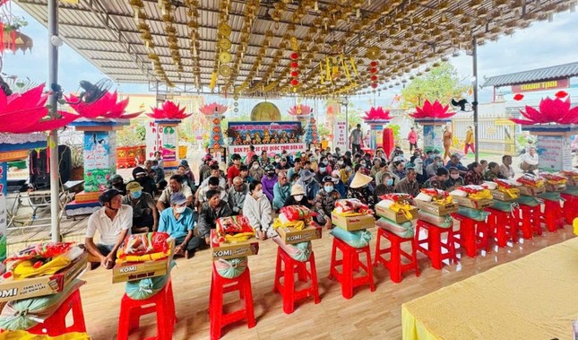 Bà con địa phương đến nhận quà Bà con địa phương đến nhận quà